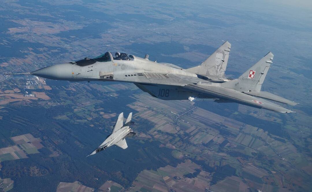 Dos aviones de combate MiG 29 que participan en el ejercicio Air Shielding de la OTAN cerca de la base aérea en Lask, Polonia central. FOTO: AFP