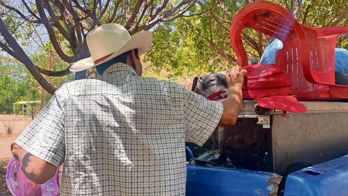Tras una balacera, habitantes de Apatzingán sacaron lo que pudieron y abandonaron su hogar. Reynaldo, junto con su familia, fue uno de ellos, Foto: Carlos Arrieta / EL UNIVERSAL