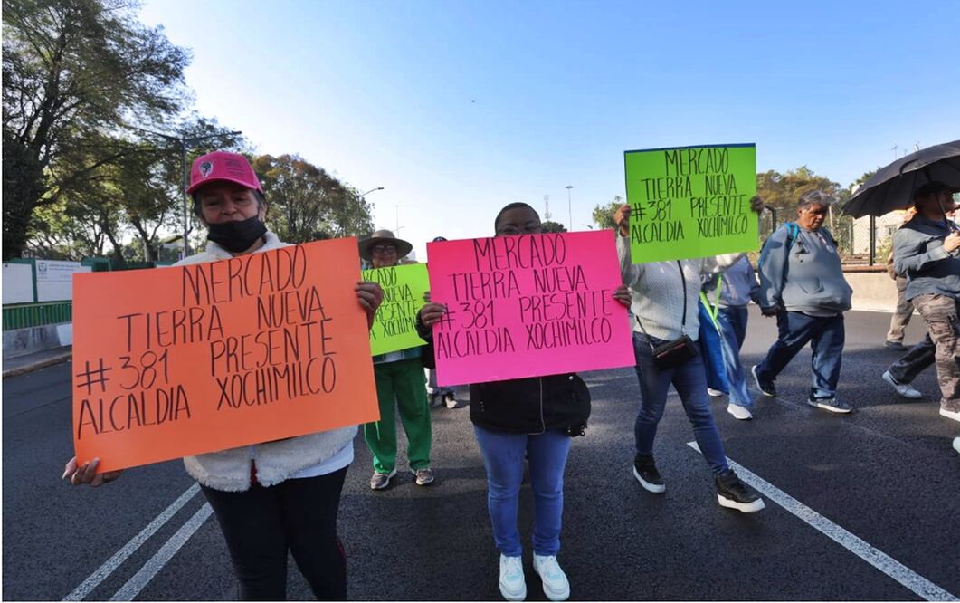 Locatarios de mercados públicos marchan  al Zócalo de la Ciudad de México, el 4 de marzo de 2025. Foto: Gabriel Pano/EL UNIVERSAL
