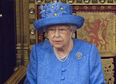 ¿Por qué el sombrero de Isabel II creó polémica en el Parlamento?
