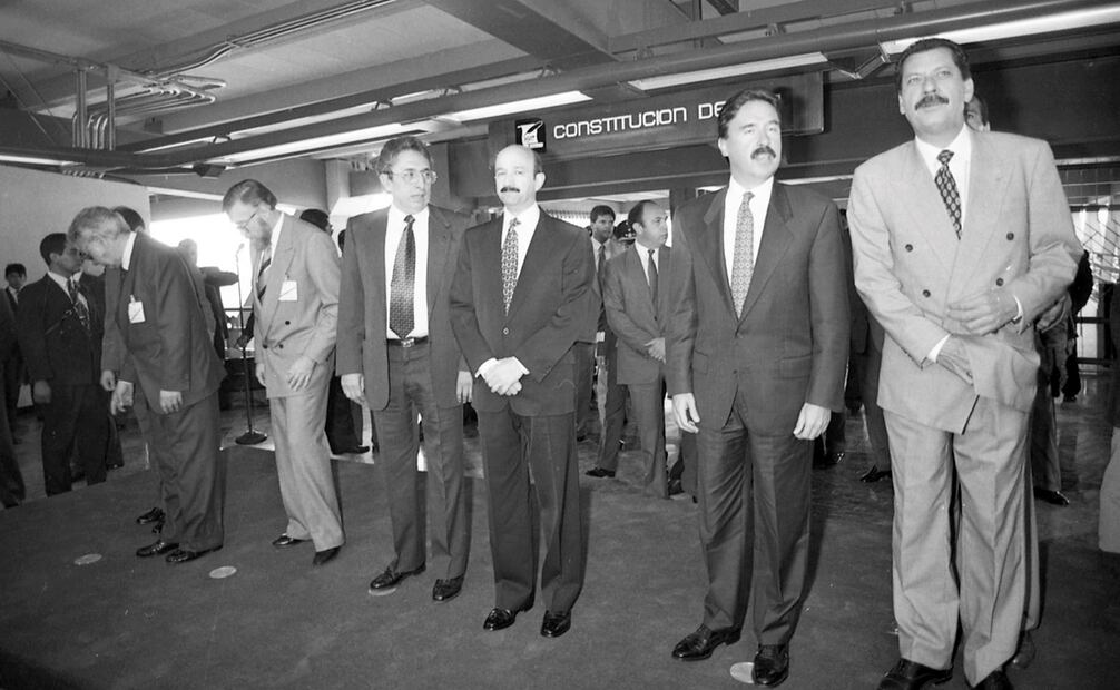 Carlos Salinas de Gortari y Manuel Aguilera durante la inauguración de la Línea 8, en julio de 1994. Foto: Archivo EL UNIVERSAL.