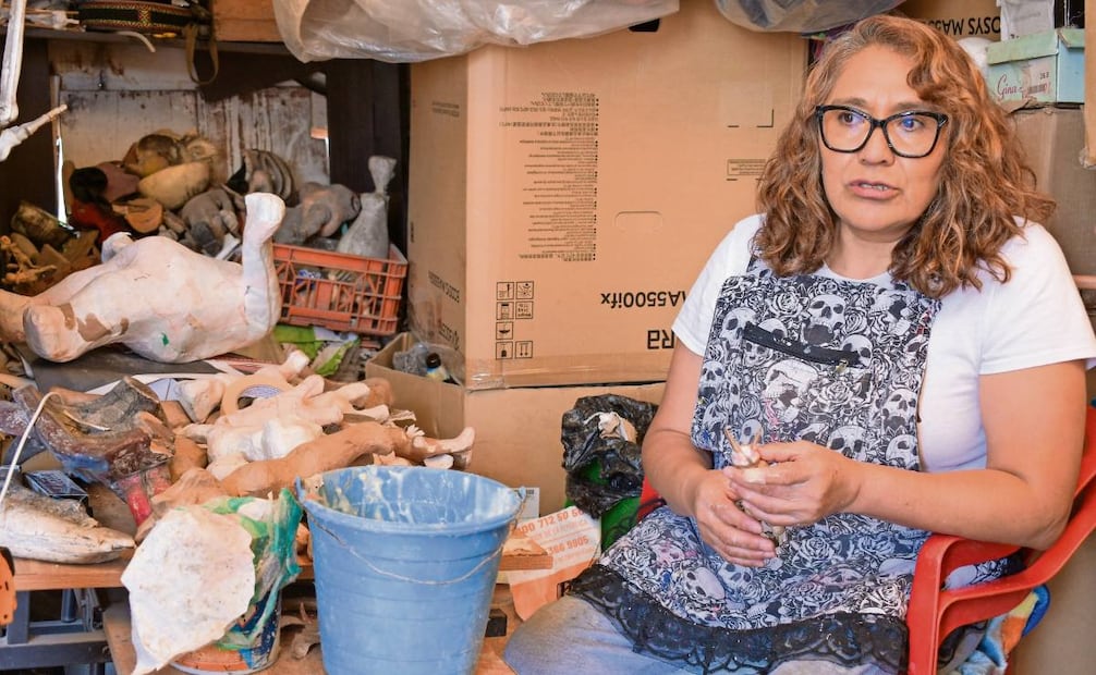 Para realizar el diablito, primero envuelven el molde con periódico, cartón y engrudo. Foto: Santiago Cadena/EL UNIVERSAL