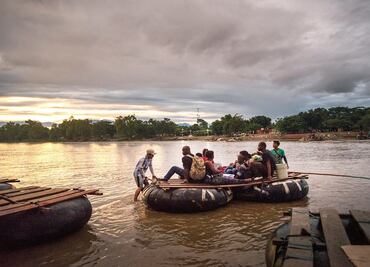 Chiapas: balsa con 8 tripulantes zozobra en río Suchiate y caen al agua; una niña pierde la vida