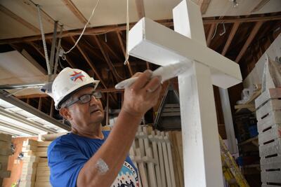 Hombre recorre EU con cruces de madera en honor a víctimas de tiroteos