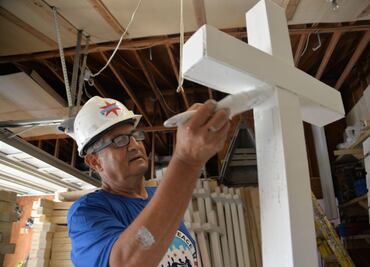 Hombre recorre EU con cruces de madera en honor a víctimas de tiroteos