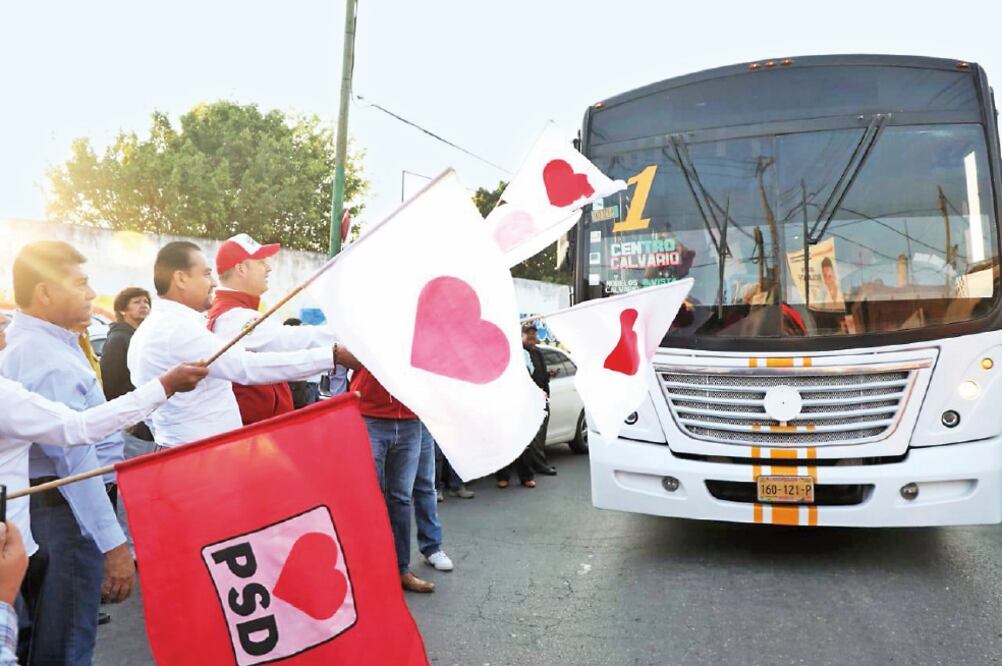 Rodrigo Gayosso Cepeda y Julio Yáñez, del PRD-PSD, candidatos a la gubernatura y alcaldía de Cuernavaca, respectivamente, destacaron que los jóvenes y adultos mayores usan el transporte público. Foto: TOMADAS DE FACEBOOK