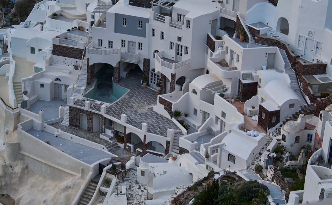 Se ve una piscina vacía en un grupo de edificios en lo alto de un acantilado en la ciudad de Oia, en la isla de Santorini, Grecia, afectada por un terremoto, el martes 4 de febrero de 2025. Foto: AP