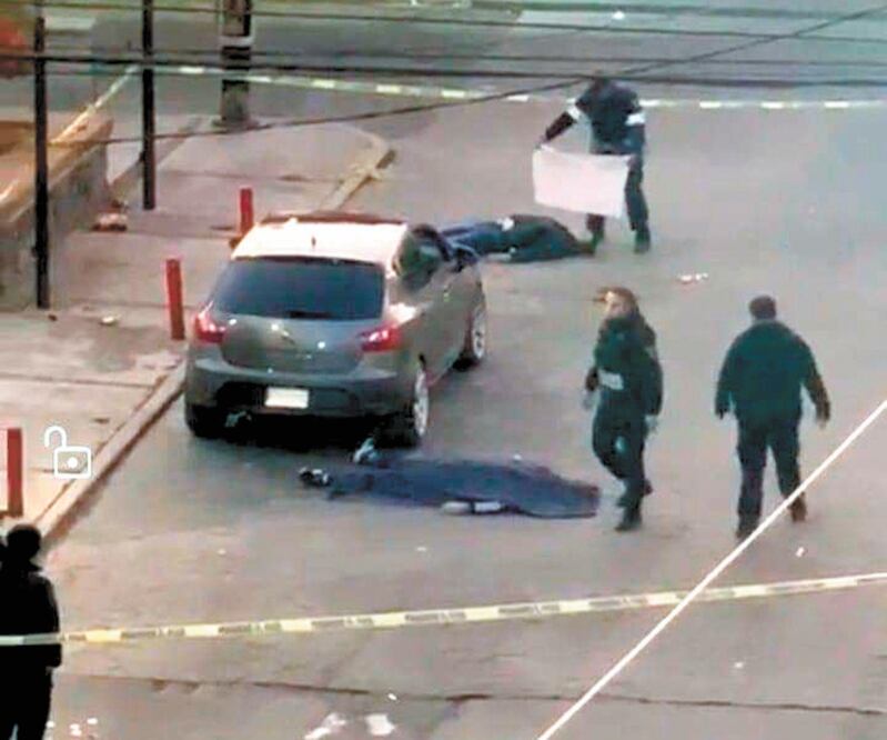 Desconocidos abrieron fuego en contra de dos hombres de entre 30 y 35 años de edad en al menos 10 ocasiones. Foto: ESPECIAL