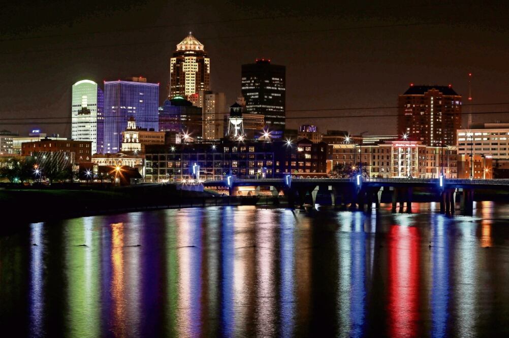 El Edificio financiero en el centro de Des Moines, Iowa, se pinta de púrpura (BRYAN HOULGRAVE. AP)