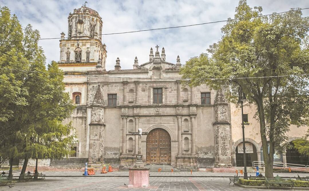 El antiguo convento en Coyoacán fue uno de los 197 inmuebles afectados en la Ciudad de México. En su explanada hay zonas restringidas por obras. Foto: GERMÁN ESPINOSA Y CARLOS MEJÍA. EL UNIVERSAL