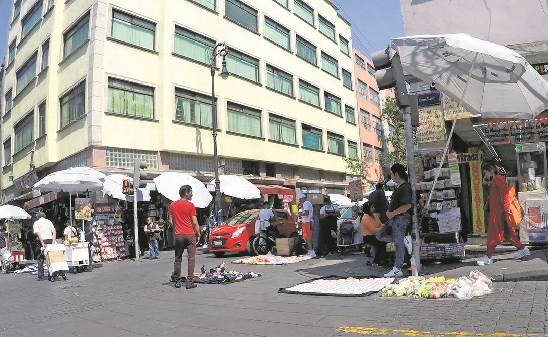 El Plan de Trabajo 2022-2024 que elaboró la Subsecretaría de Programas de Alcaldías y Ordenamiento de la Vía Pública propone respetar 1.5 metros libres para paso peatonal en las calles. Foto: Archivo/ EL UNIVERSAL 