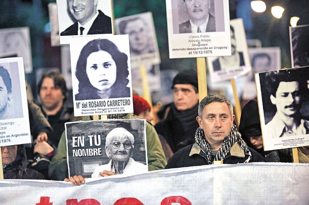 Miles de personas se reunieron en Uruguay durante la 21° Marcha del Silencio, el viernes pasado, para reclamar por los detenidos y desaparecidos del Plan Cóndor (RAÚL MARTÍNEZ. EFE)