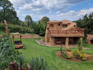 Quédate a dormir en la casa de Los Picapiedra en un bosque