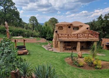 Quédate a dormir en la casa de Los Picapiedra en un bosque