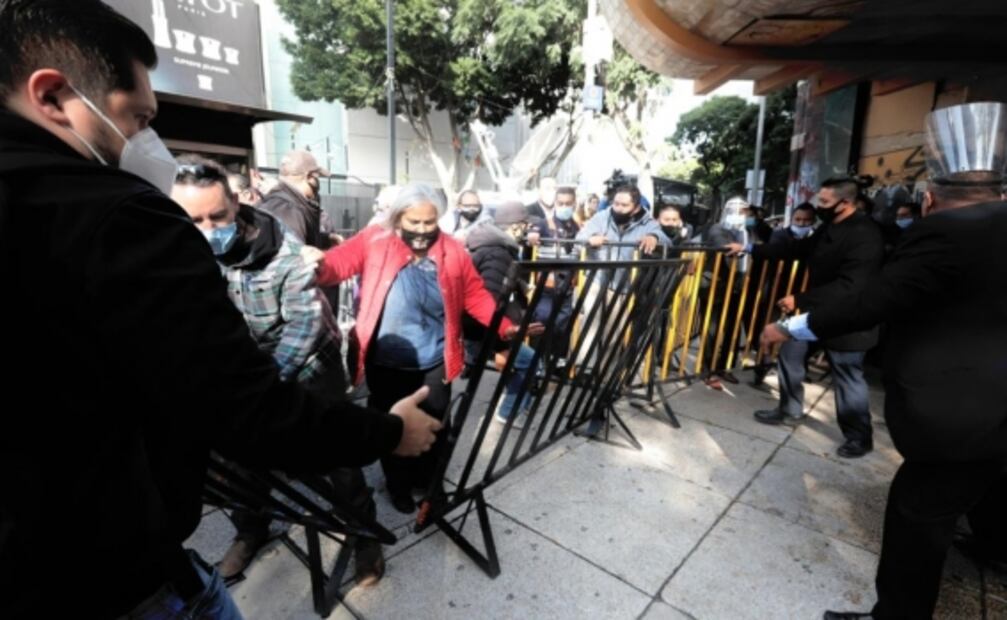 Reportan altercado entre grupos contra extinción fideicomisos y personal de seguridad del Senado