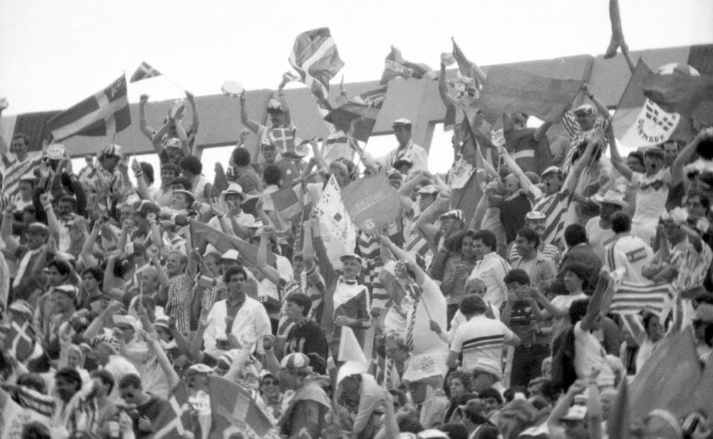 Partido Dinamarca vs. Uruguay. Para 1986, Nezahualcóyotl tenía 548 kilómetros de calle sin pavimentar y un déficit de 10 mil aulas de educación básica, pero el municipio invirtió millones de pesos en el estadio. Foto: Julio Argumedo/Archivo EL UNIVERSAL.