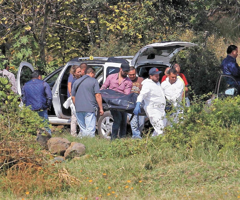 Personal forense realizó el levantamiento de cadáveres en una brecha de la comunidad de San Nicolás de Ocotillo, en el municipio de Tonalá. ULISES RUIZ. AFP