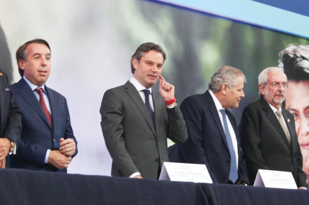 Emilio Azcárraga, presidente de Televisa; Aurelio Nuño, titular de la SEP; Lu i s Robles Miaja, de la ABM, y Enrique Graue, rector de la UNAM, ayer en el acto (LUCÍA GODÍNEZ. EL UNIVERSAL)