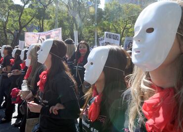 Mujeres invitan a denunciar violencia en redes sociales