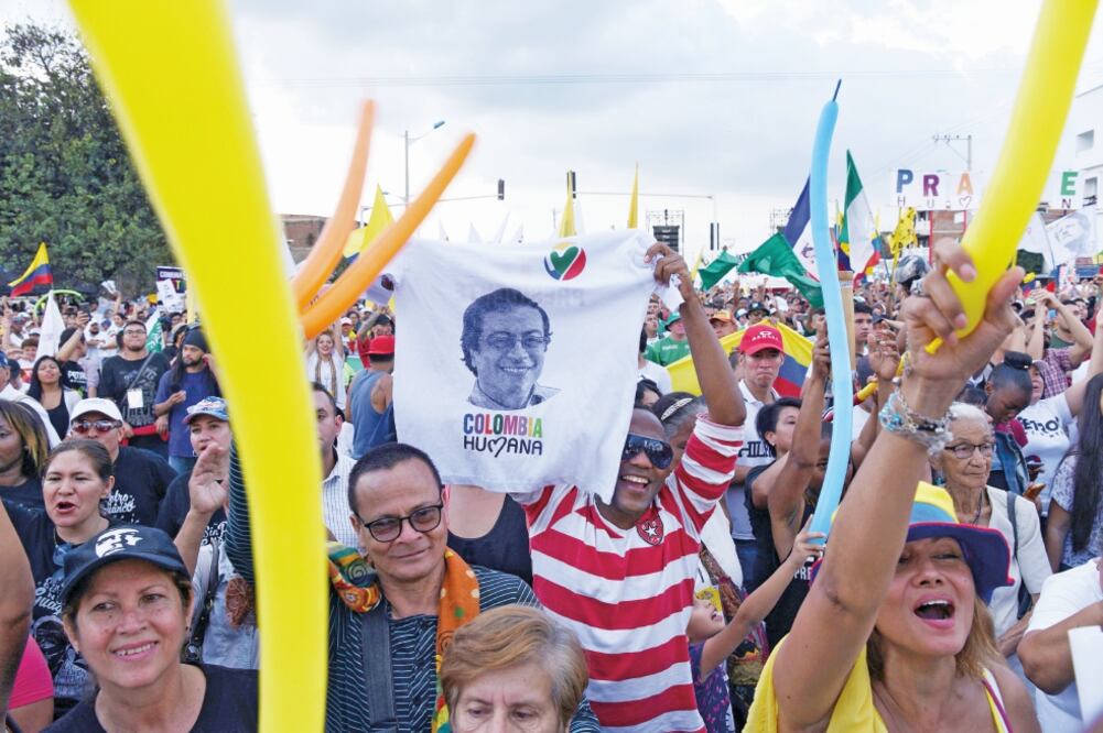 Seguidores del candidato presidencial Gustavo Petro, ayer durante uno de sus actos de campaña en Cali. Foto: CHRISTIAN ESCOBARMORA. REUTERS