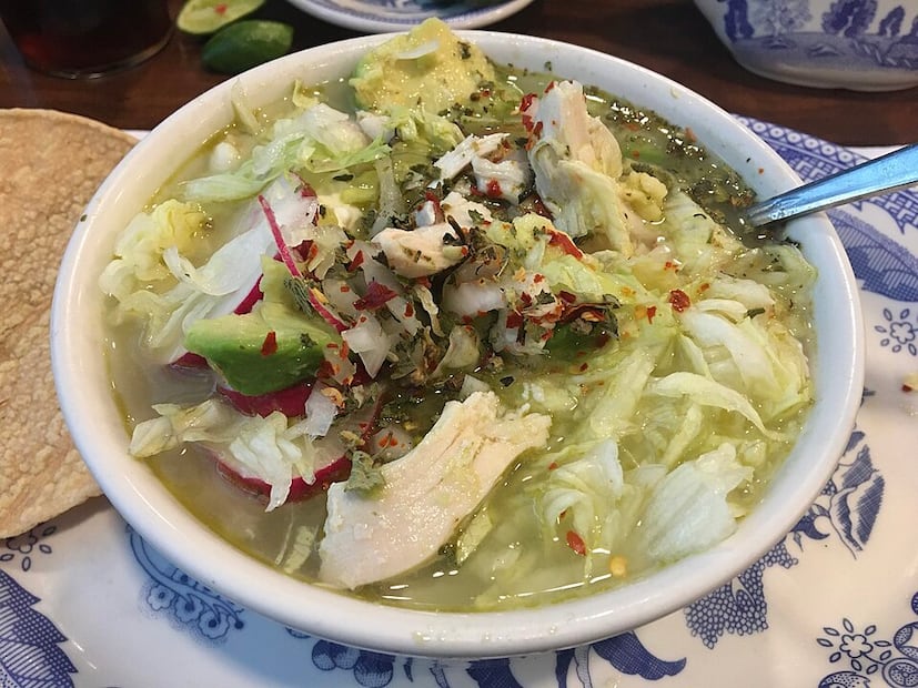 Esta preparación lleva pollo y carne de puerco, los cuales le aportan más sabor al pozole. Foto: Wikimedia Commons