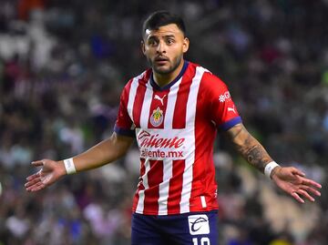 Afición de Chivas no quiere a Alexis Vega, le gritan “ya vete” a su llegada a la CDMX