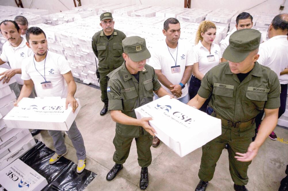 Miembros del ejército nicaragüense cargan boletas electorales en un camión, durante el traslado, el lunes pasado, a los municipios y departamentos del territorio nacional, del material para las elecciones (JORGE TORRES. EFE)