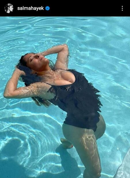 ¡De pronto flash! Salma Hayek celebra su cumpleaños 55 en traje de baño azul