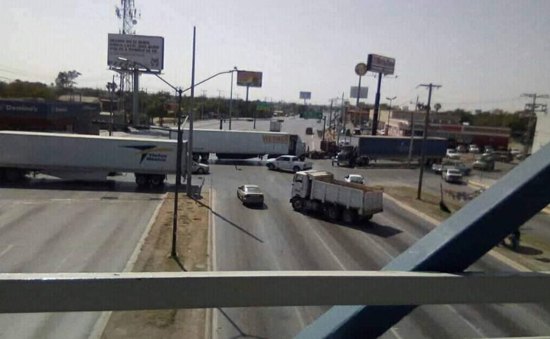 Tráilers y unidades de transporte de carga fueron utilizadas para cerrar el paso de los cuerpos de seguridad. Foto: Especial