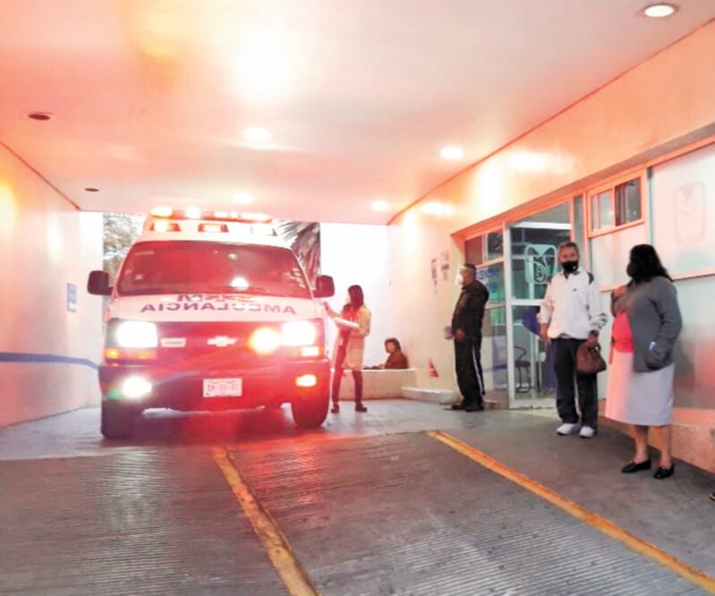 Los familiares se apartan cuando arriba una ambulancia. Foto: JUAN CARLOS CORTÉS. EL UNIVERSAL