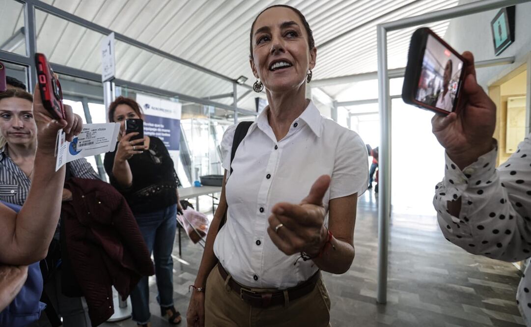 La virtual presidenta electa Claudia Sheinbaum aborda un vuelo comercial con rumbo a la Ciudad de México en el aeropuerto internacional de Ciudad Obregón en el estado de Sonora Foto: Gabriel Pano / EL UNIVERSAL