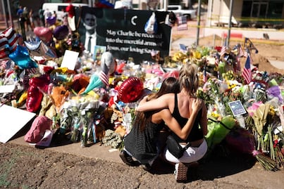 Opiniones "odiosas" sobre personas trans, podrían ser la razón para asesinar a Charlie Kirk, reporta medio Axios