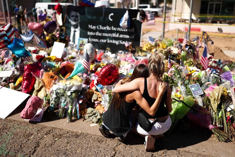 Asistentes ante un monumento improvisado en honor al activista de derecha y fundador de Turning Point USA, Charlie Kirk, frente a la sede de Turning Point USA en Phoenix, Arizona, el 13 de septiembre de 2025. Foto: AFP