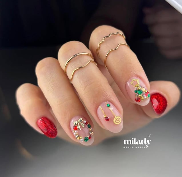 Uñas de brillos y charms navideños en rojo. Foto: Instagram @milady
