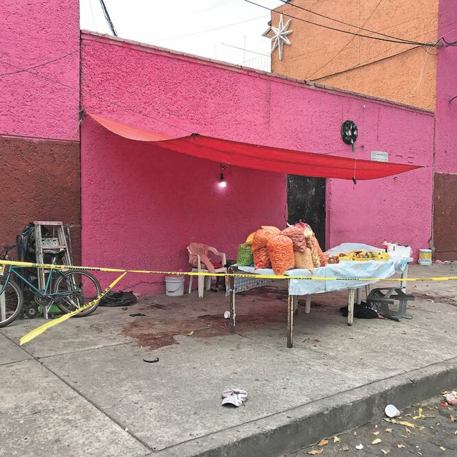 La procuraduría capitalina acordonó el área del puesto de frituras en el que ocurrió el ataque. KEVIN RUIZ. EL UNIVERSAL