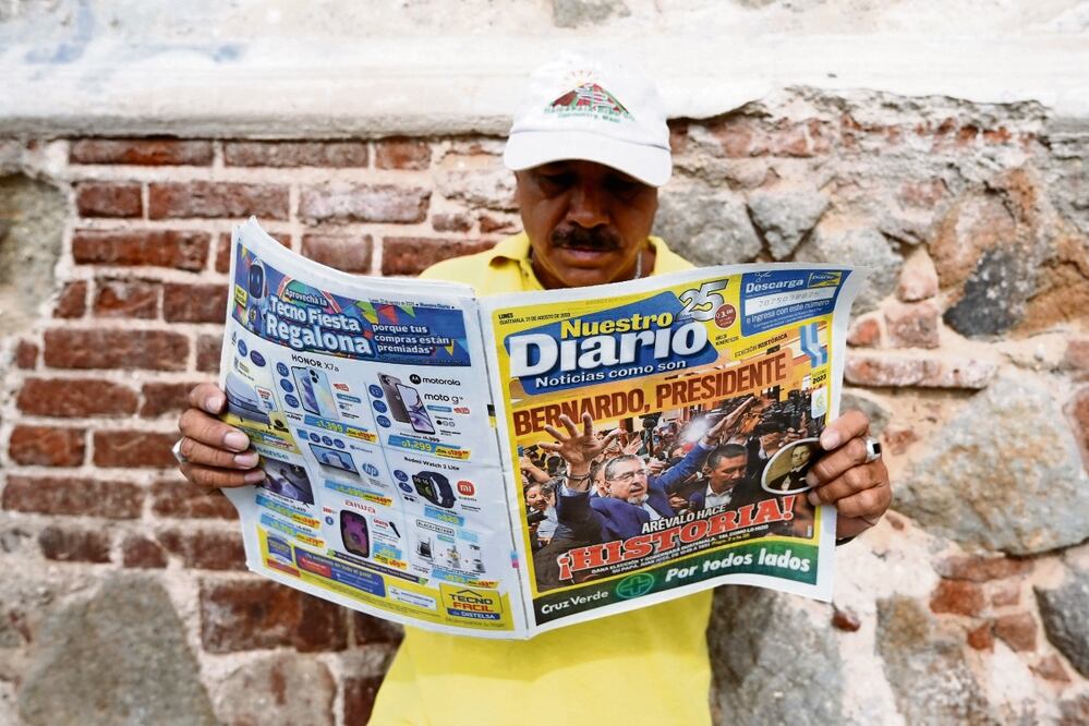 Un hombre lee un periódico un día después de la segunda vuelta de las elecciones presidenciales en Guatemala. Foto: Emmanuel Andrés / AFP
