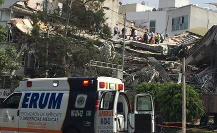 Rescatan a 17 personas de edificio derrumbado en la Condesa