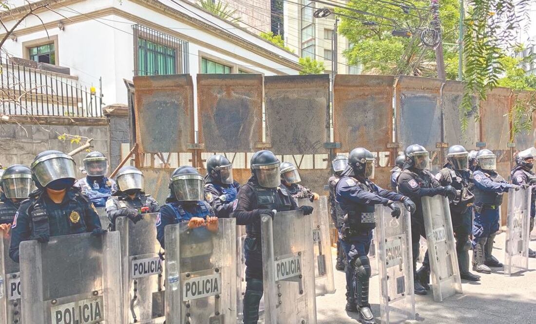 En las inmediaciones de Casa Jalisco más de 500 policías fueron desplegados, pero sólo pocas personas protestaron y se retiraron sin hacer desmanes. BEERENICE FREGOSO. EL UNIVERSAL