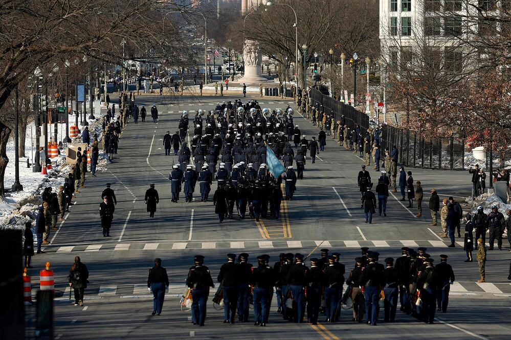 Militares y bandas de música marchan por la ruta del desfile durante un ensayo de inauguración en Lafayette Park el 12 de enero de 2025 en Washington, DC. FOTO: AFP