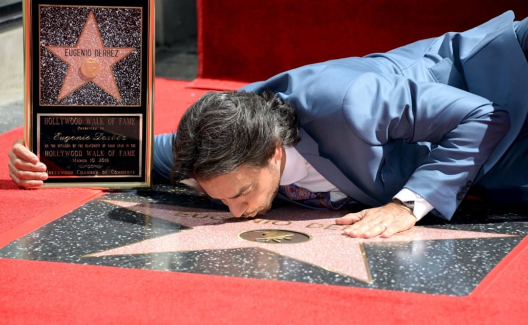El actor mexicano Eugenio Derbez develó su estrella en el Paseo de la Fama de Hollywood FOTO: REUTERS