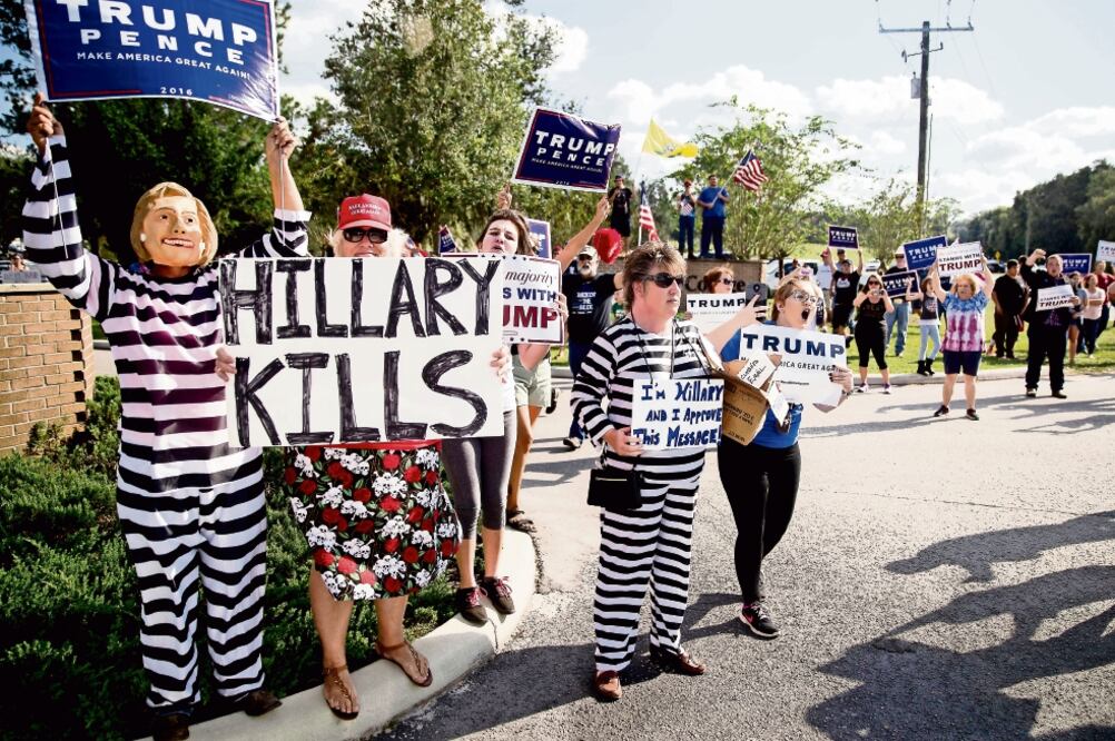 Manifestantes protestan contra Hillary a su llegada a un mitin en el Colegio Pasco-Hernandom en Dade City, Florida (ANDREW HARNIK. AP)