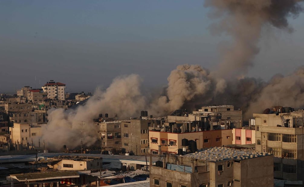 El humo se eleva en Rafah tras un ataque aéreo israelí contra la ciudad del sur de la Franja de Gaza el 1 de diciembre de 2023, cuando los combates se reanudaron poco después de la expiración de una tregua de siete días entre Israel y militantes de Hamás. Foto: SAID KHATIB / AFP