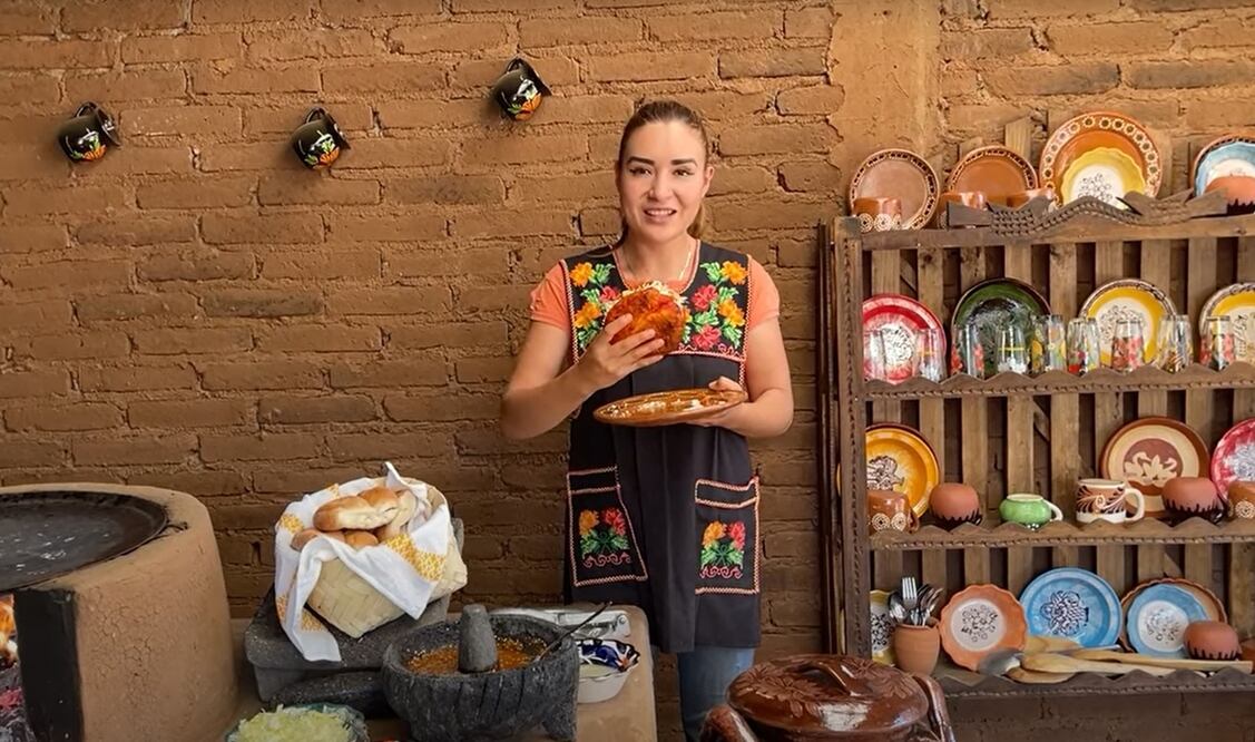 Con esta sencilla receta, tus pambazos no se desharán mientras los comes / Foto: Canal de YouTube "La Cocina en el Rancho"