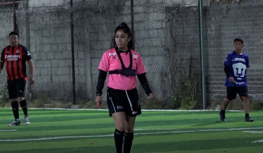 Árbitra Anahí "Banana" rompe barreras en el futbol varonil; enfrenta machismo y violencia. Foto: Especial