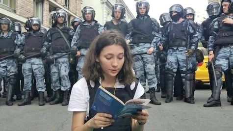 Olga Misik, la joven rusa que leyó la Constitución frente a policías antidisturbios