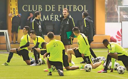 Molesta a Ricardo La Volpe mandar a un extranjero a la tribuna