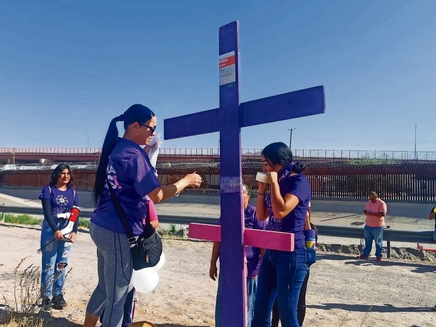 Miembros de la Red Mesa de Mujeres apoyaron en la colocación de la cruz. Foto: Especial