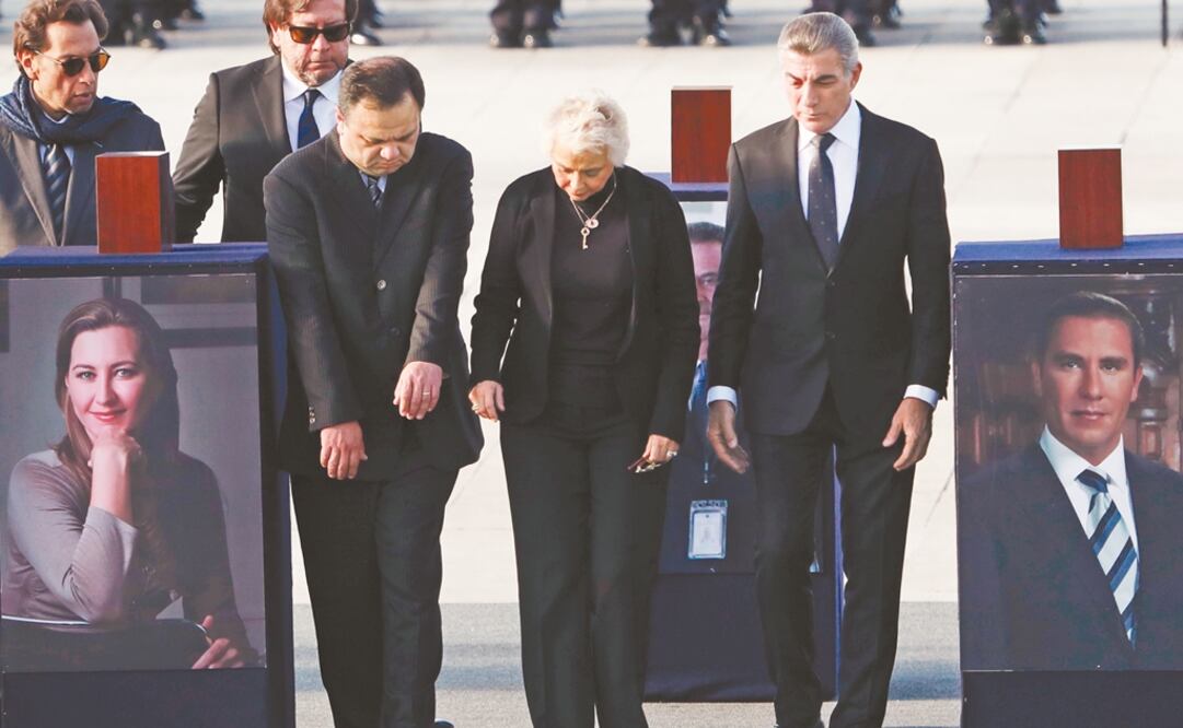 Guardia de honor en memoria de Martha Erika Alonso y el senador Rafael Moreno Valle (Foto: Ariel Ojeda)