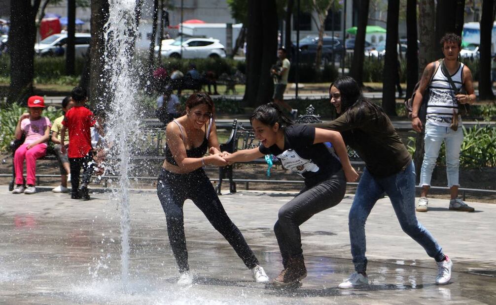 Tres mujeres juegan en la Alamenda Central para refrescarse por ola de calor en la CDMX. Foto: Carlos Mejía/ EL UNIVERSAL