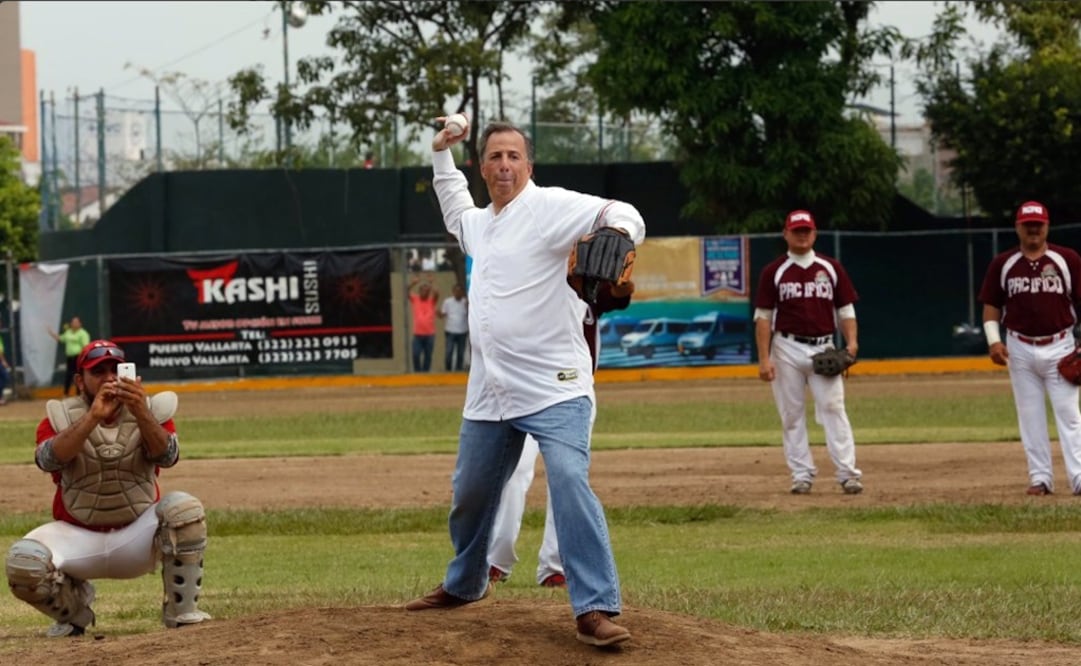 El Funcionario lanzó la primera bola de un partido de beisbol en el marco de los XVII Juegos Deportivos y Culturales. /Tomada de Twitter